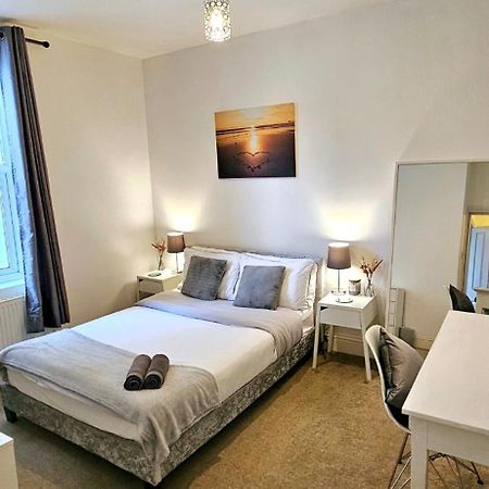 1 Bedroom Flat In Грейвсенд Экстерьер фото