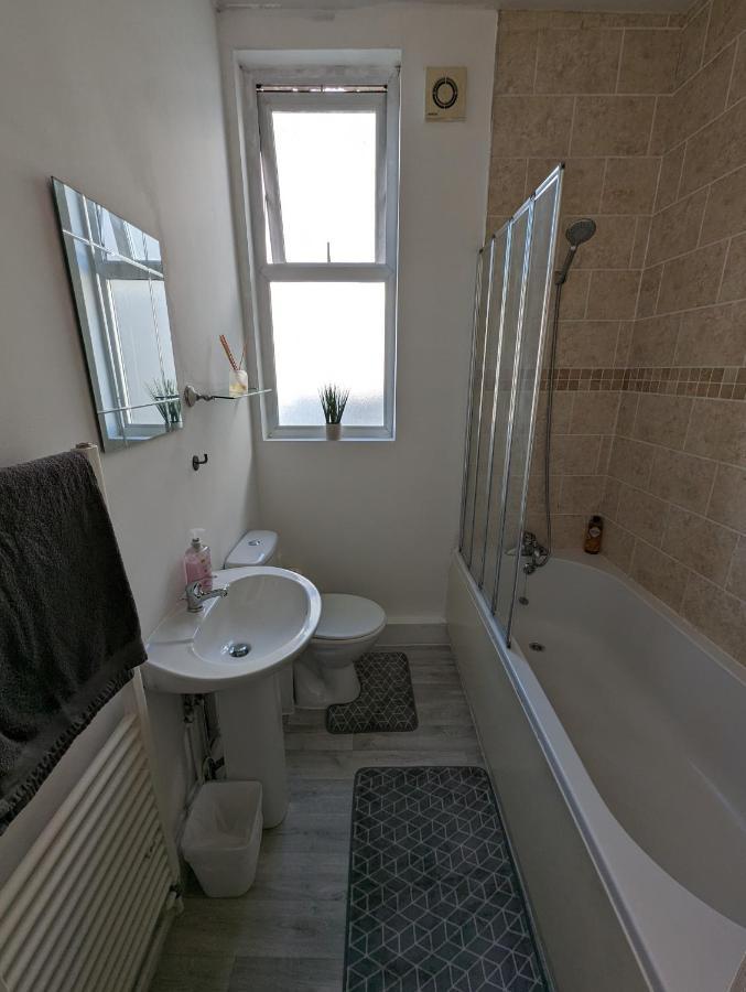 1 Bedroom Flat In Грейвсенд Экстерьер фото
