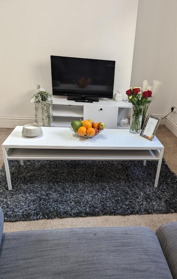 1 Bedroom Flat In Грейвсенд Экстерьер фото