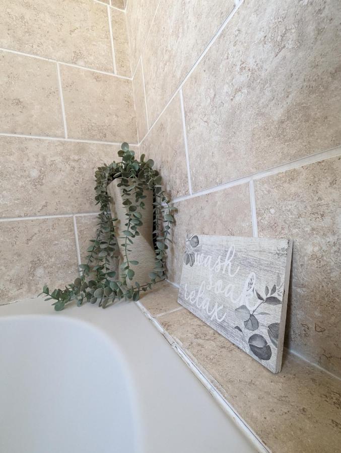 1 Bedroom Flat In Грейвсенд Экстерьер фото