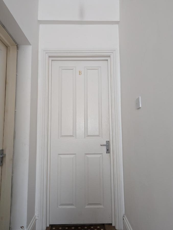 1 Bedroom Flat In Грейвсенд Экстерьер фото