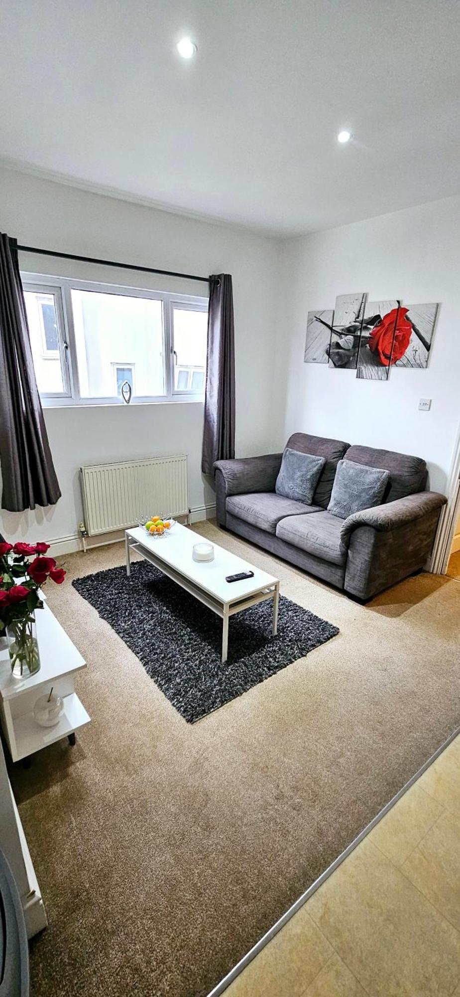 1 Bedroom Flat In Грейвсенд Экстерьер фото