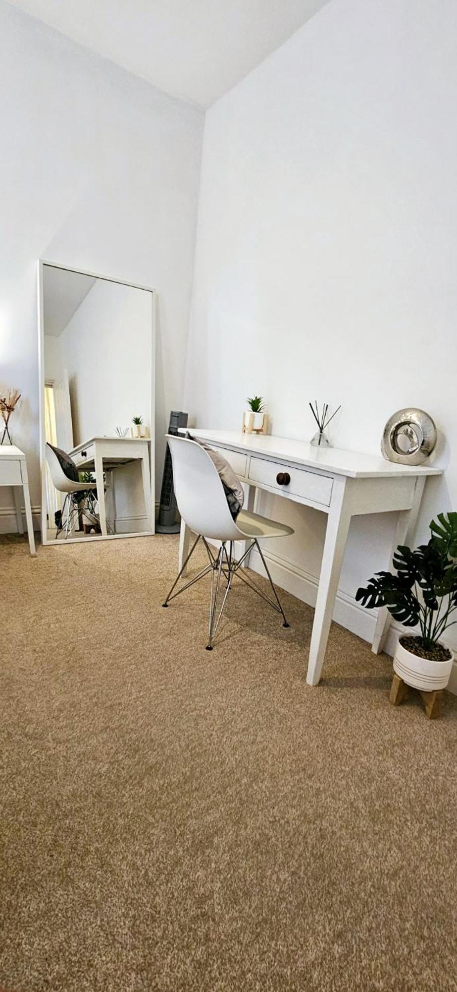 1 Bedroom Flat In Грейвсенд Экстерьер фото